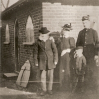 Alford Family at lodge gates Robin's Lane, Reepham.jpg