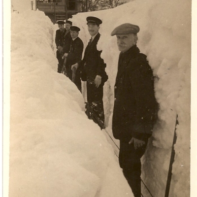 GB-REE-2009101222 Railwaymen in snow EW.jpg